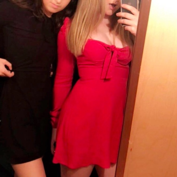 Reformation, Valentin dress. Long sleeve red dress. #reddress #reformation - Picture 3 of 4